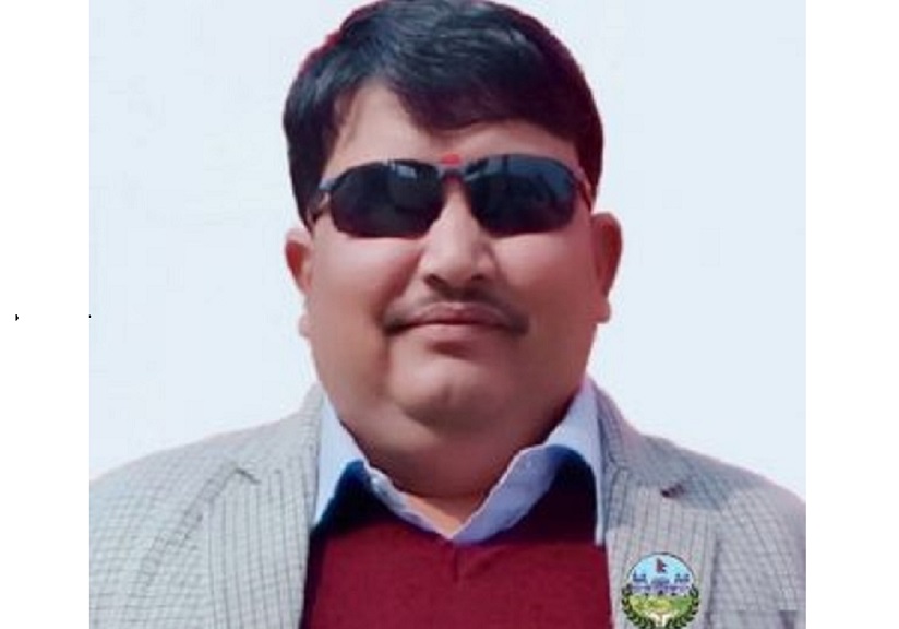 मन्त्रीले पिटे कार्यकर्तालाई