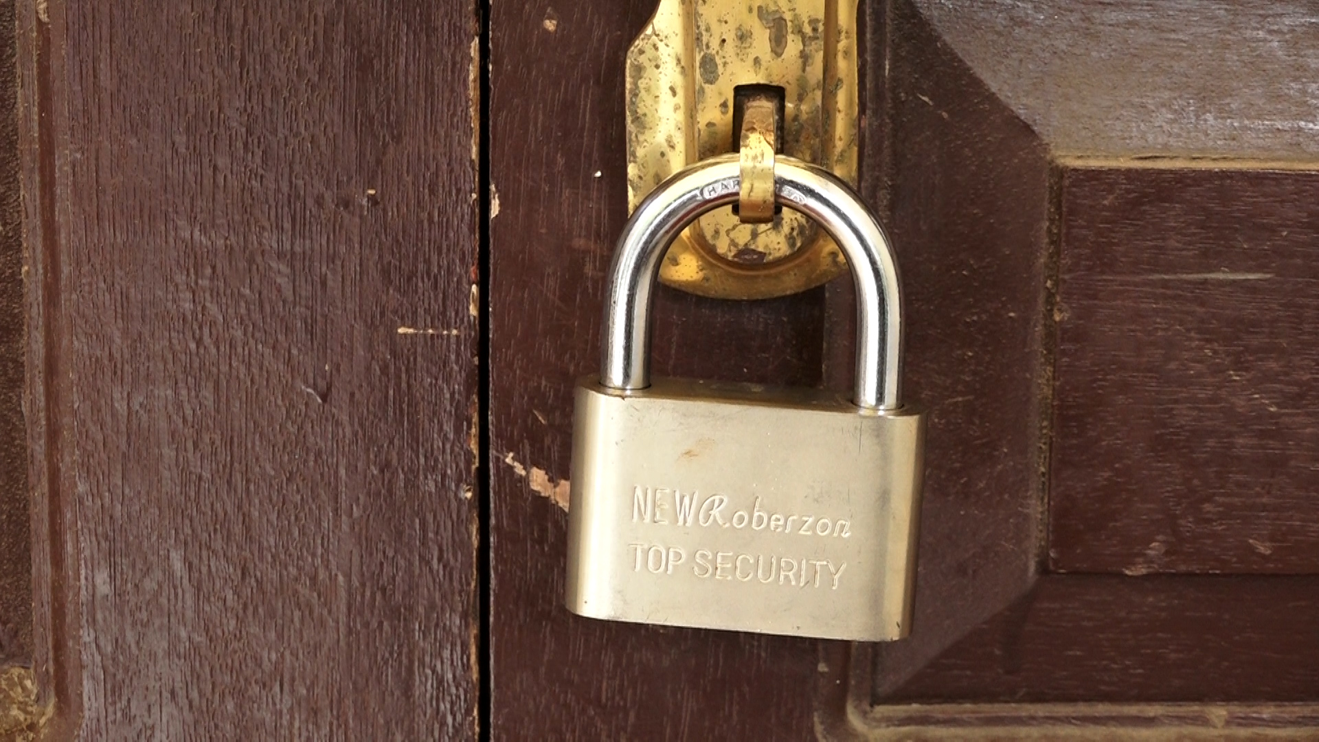 कर्मचारी दिवसकै दिन तालाबन्दीमा उत्रिए कर्मचारीहरु