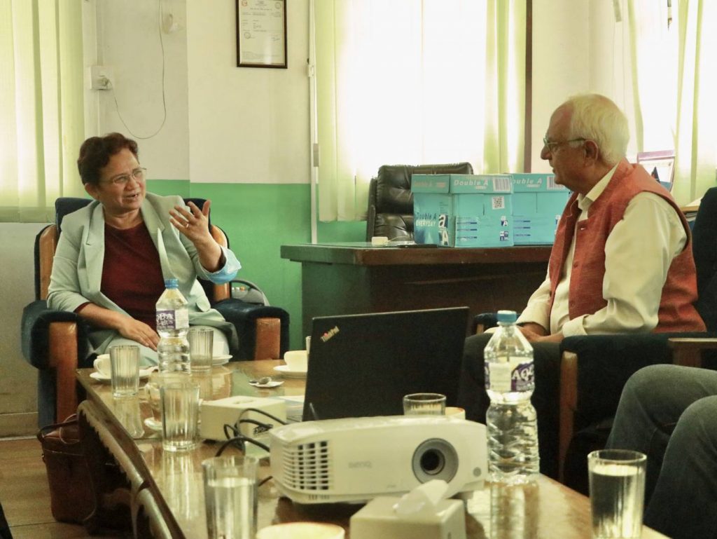 विद्युतीय बस सञ्चालनका लागि ऊर्जा मन्त्रीकाे चासाे