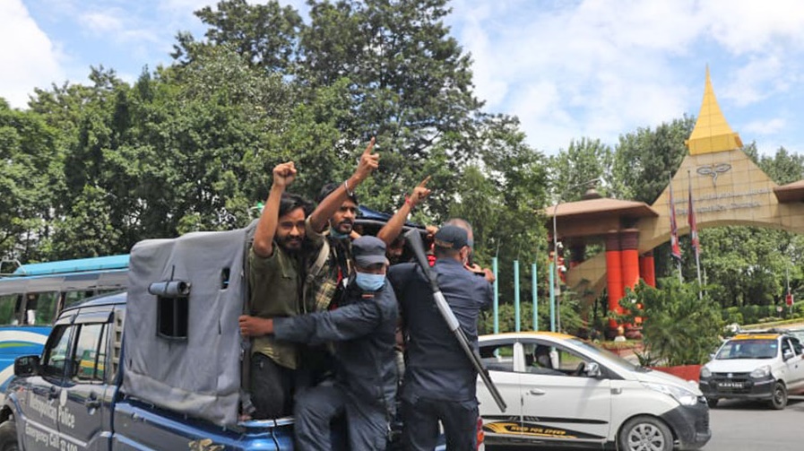 एमसीसीविरुद्ध त्रिभुवन विमानस्थल अगाडि प्रदर्शन, ५ जना पक्राउ