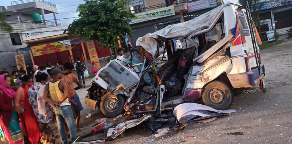 कपिलवस्तुमा बस र विंगर ठोकिँदा १५ घाइते, दुईको अवस्था गम्भीर