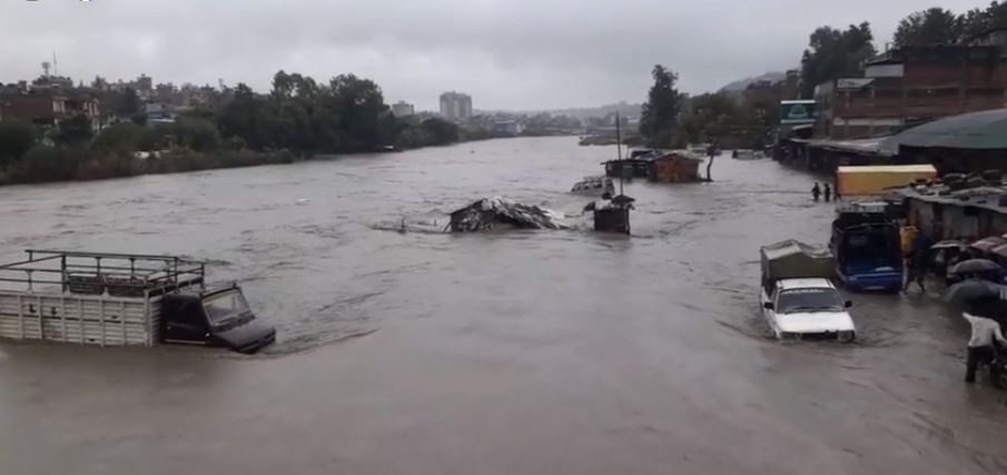 काठमाडौंका सडक जलमग्न,