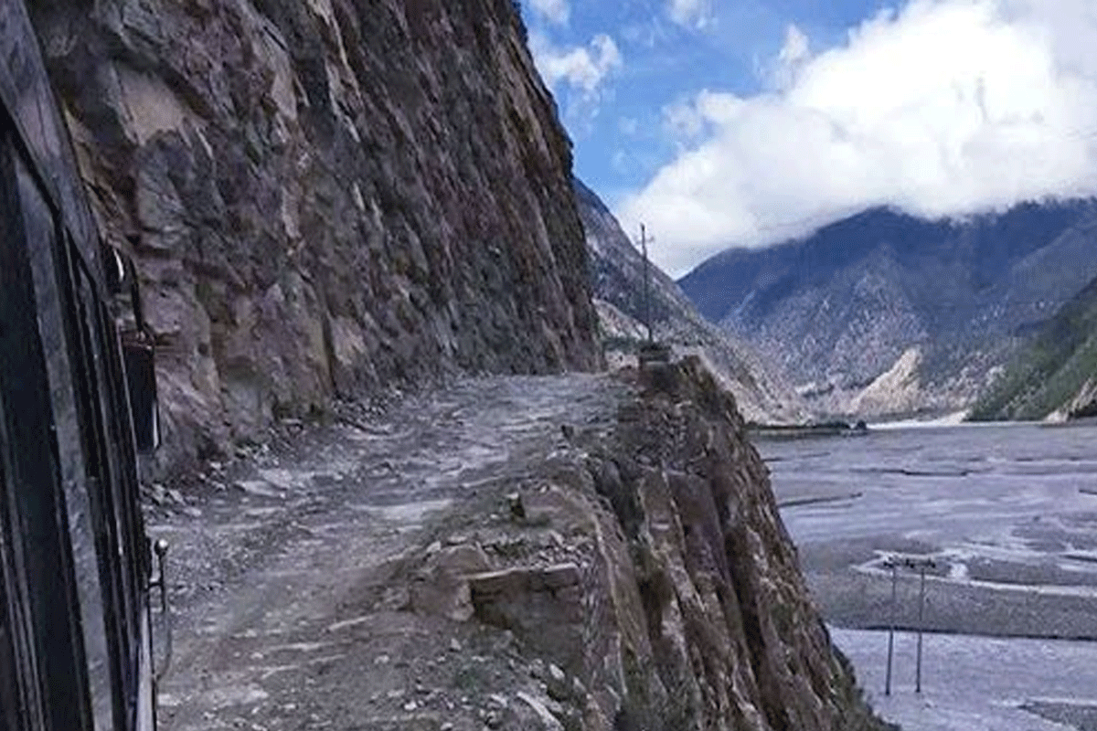 बेनी–जोमसोम सडक खण्ड: ज्यानकै आश मारेर यात्रा गर्नुपर्ने बाध्यता