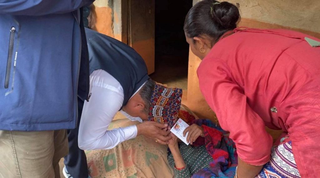 अशक्त नागरिकको घरमै नागरिकता वितरण