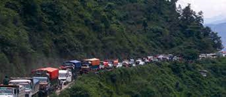 पहिरोका कारण नागढुङ्गा-नौबिसे सडक खण्डको यात्रा कष्टकर बन्दै