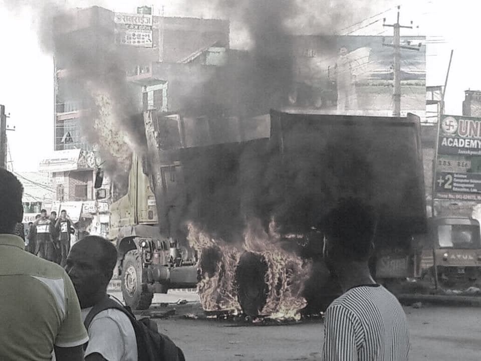 धनुषा : टिपरको ठक्करबाट मोटरसाइकल चालकको ज्यान गयो, स्थानीयवासीले टिप्परमा आगो लगाए