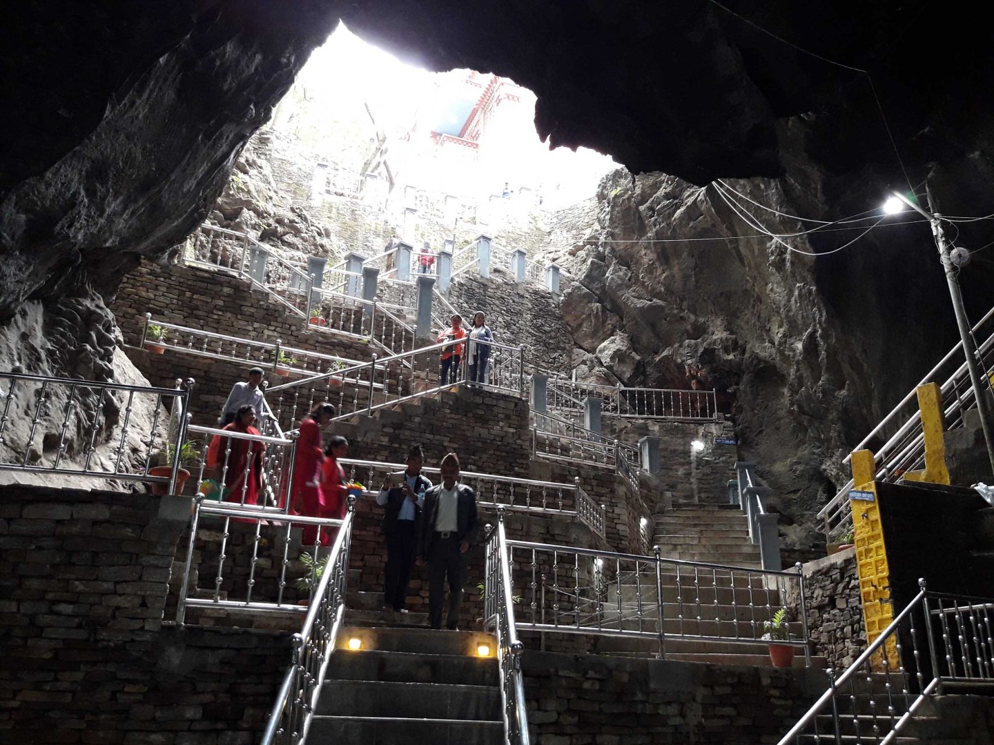 हलेसी मन्दिर चार महिनापछि खुल्यो