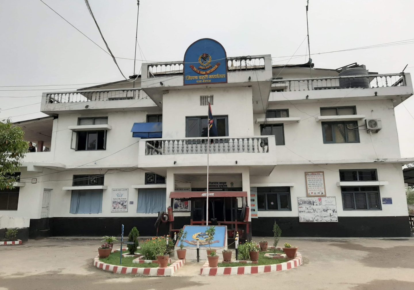 बिचौलिया कार्यालयबाट धपाउँदै प्रहरी