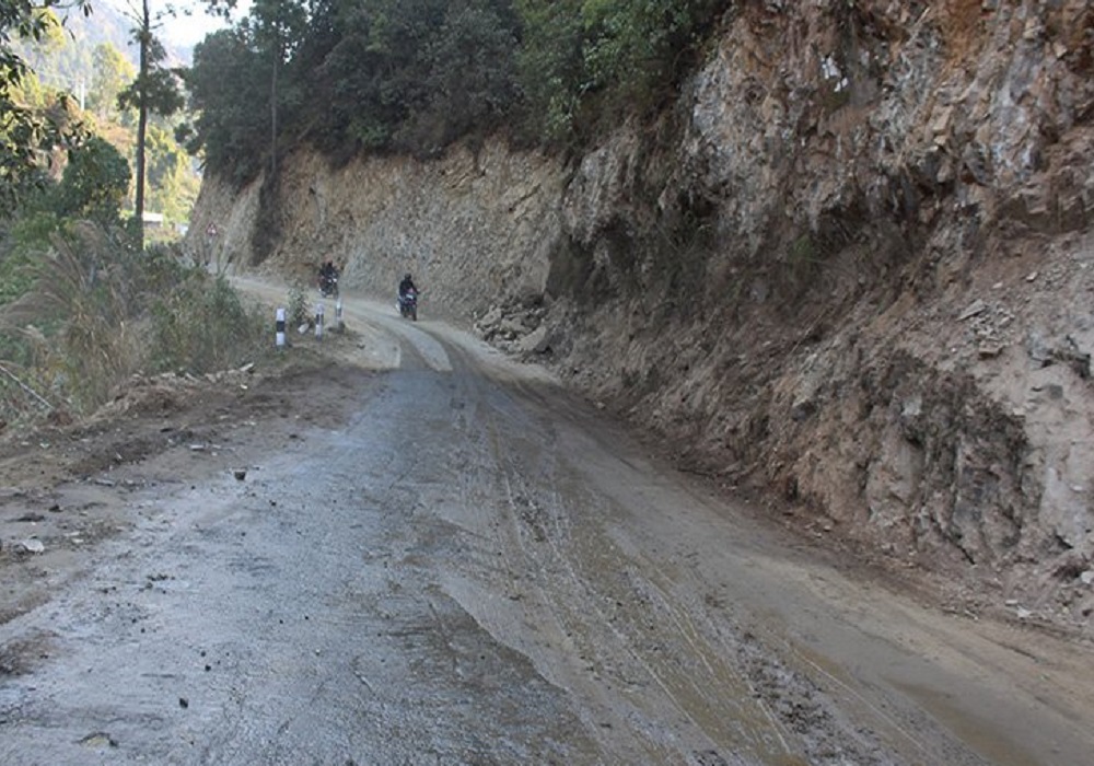 ठेकेदार पाँच महिनादेखि सम्पर्कविहीन बनेपछि सडक अलपत्र