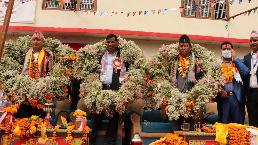 हेलिकप्टरबाट डोल्पा पुगेका मुख्यमन्त्री शाहीलाई ४० किलोको माला