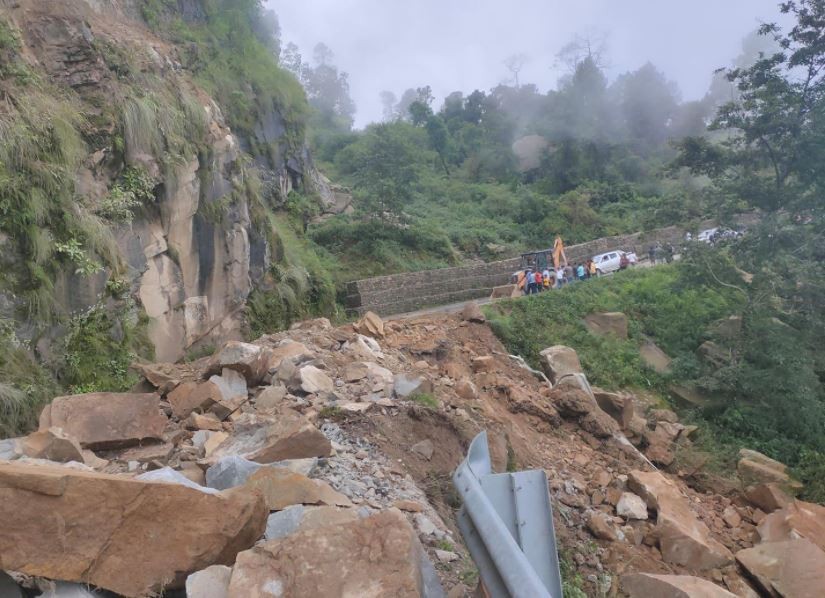 अवरुद्ध राजमार्ग तत्काल खुलाउन यातायात व्यवसायीको माग