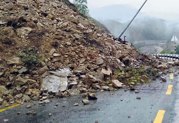 पृथ्वी राजमार्ग अन्तर्गत मुग्लिन–नौबिसे सडक बन्द