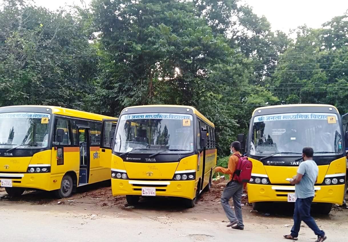 तीन जनता तीन बस