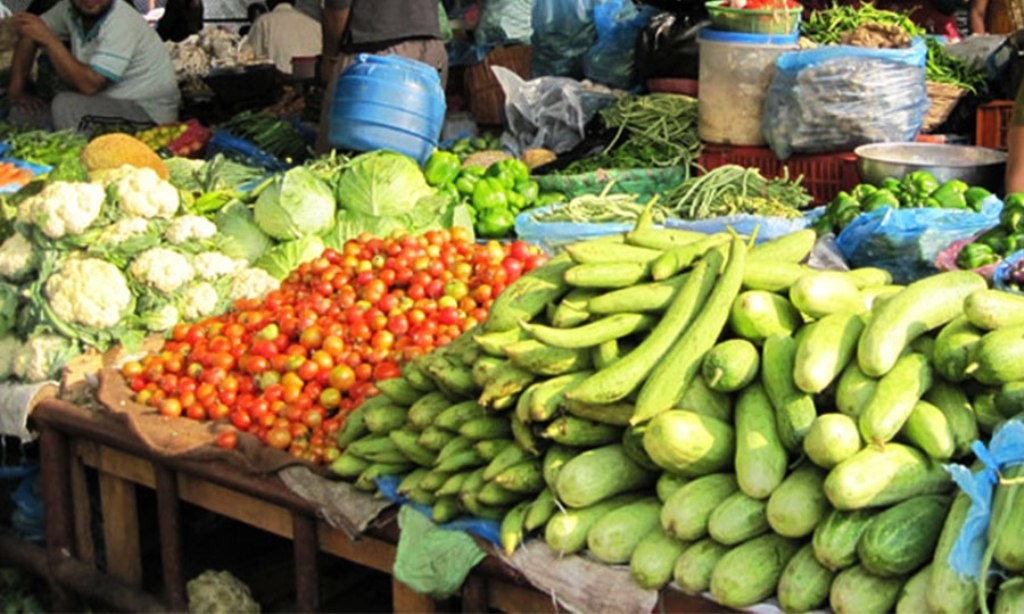 चाडबाड नजिकिएसँगै तरकारीको भाउ आकाशियो