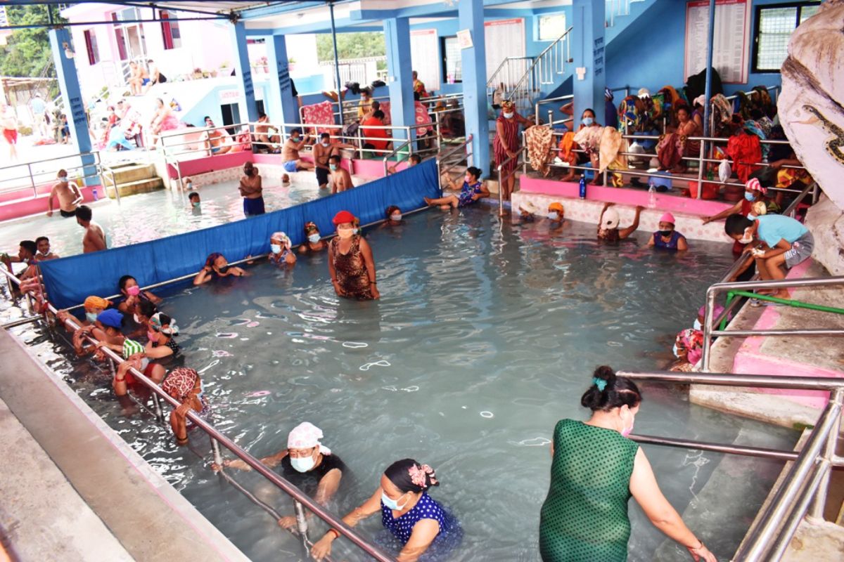 पाँच महिनापछि खुल्यो तातोपानी कुण्ड, उपचारमा आउनेको भीड