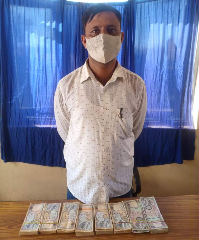 हुण्डी कारोबारीको हेल्मेटभित्र पाँच लाख रुपैयाँ