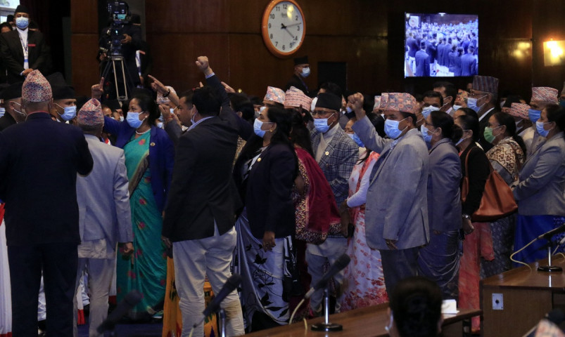 प्रतिनिधि सभामा एमालेको नारा : ‘कालो धन चाहिँदैन, देश लुट्न पाइँदैन’