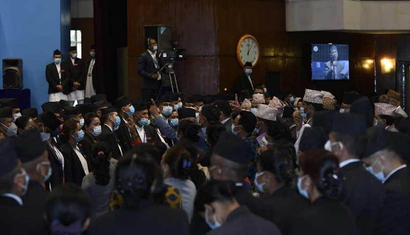 प्रतिनिधिसभामा एमालेको नारा : कालो धन चाहिँदैन, देश लुट्न पाइँदैन