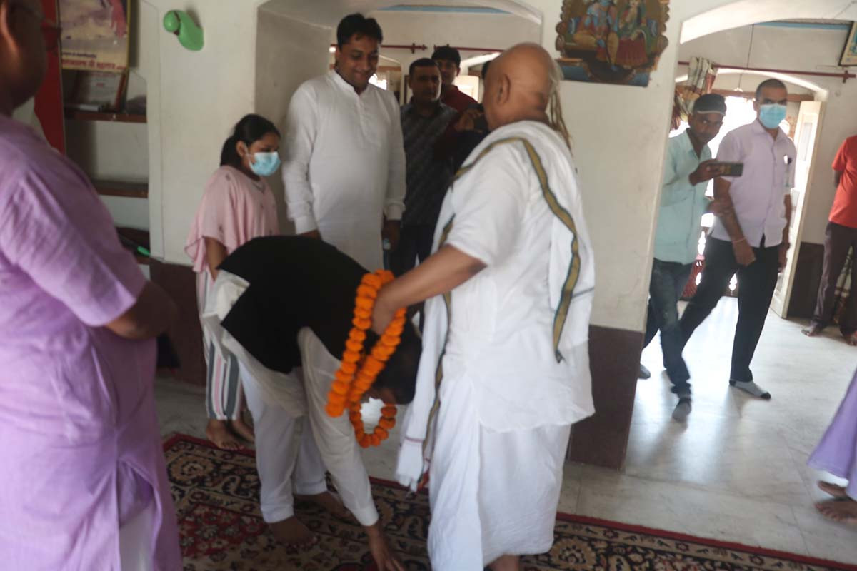 विश्वासकाे मत पाएपछि महन्थको ‘खुट्टा ढोग्न’ पुगे मुख्यमन्त्री राउत