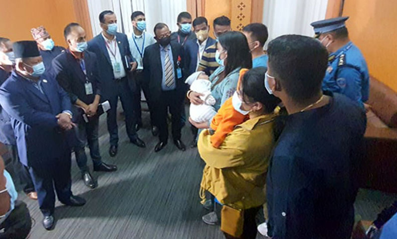 मन्त्री आलेद्वारा त्रिभुवन विमानस्थलको छड्के अनुगमन, अलपत्र परेका यात्रुको उद्दार