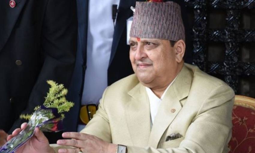 प्रथम राष्ट्रपति डा यादव र पूर्वराजा शाहबाट टीका ग्रहण