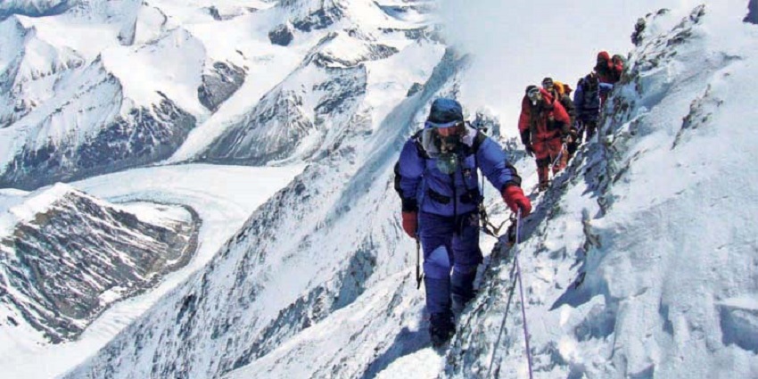 उपकरणसहितको दक्ष टोलीद्वारा बेपत्ता आरोहीको खोजी कार्य सुरु