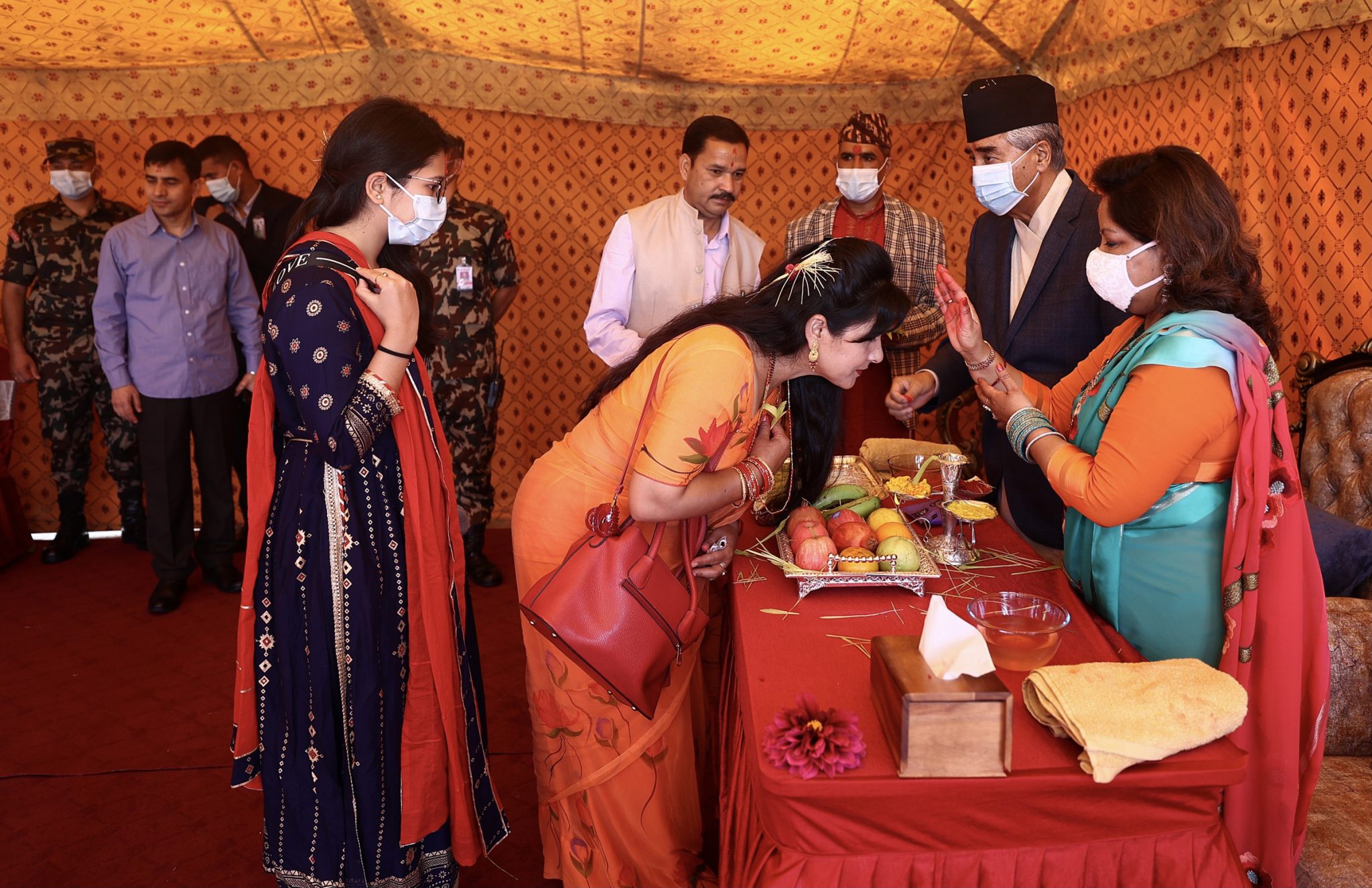 प्रधानमन्त्री देउवाबाट विजयादशमीको टीका ग्रहण