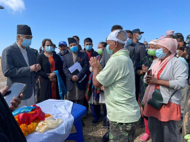 बाढीपहिरोमा ज्यान गुमाएकाका आफन्तलाई प्रधानमन्त्रीले भेटे