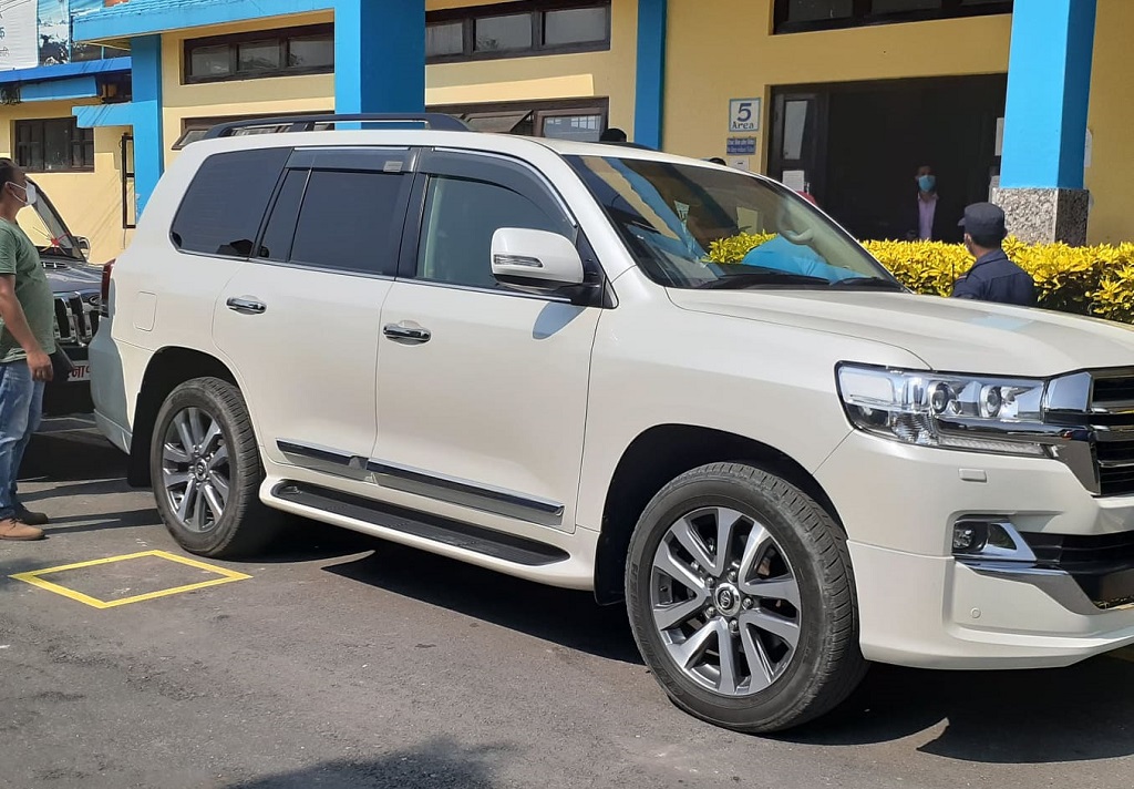 दुर्गा प्रसाईको ८ करोडको ‘वन पिस’गाडीमा ओली सयर