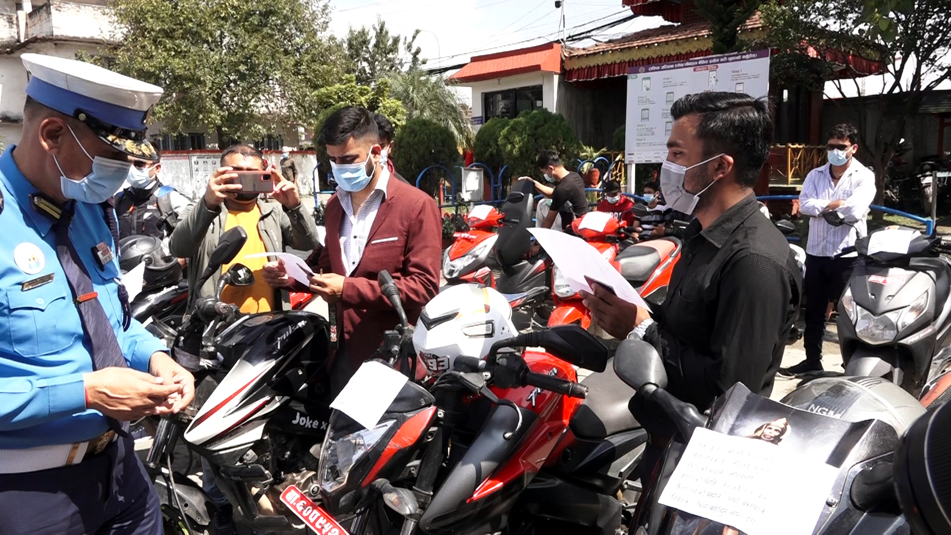 चोरीका २१ मोटरसाइकल ट्राफिक प्रहरीले धनीलाई बुझायो