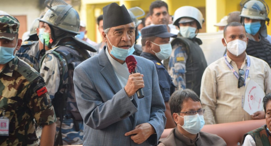 बाढीग्रस्त क्षेत्रको निरीक्षणमा जाँदा उल्टै पीडितलाई हप्काएर हिँडे प्रधानमन्त्री देउवा