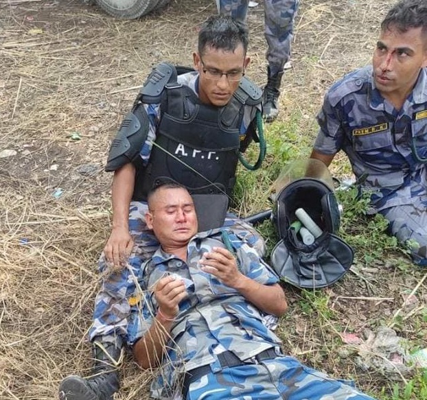 मोतिपुर झडपमा घाइते चार प्रहरीलाई हेलिकोप्टरबाट काठमाडौं लगियो