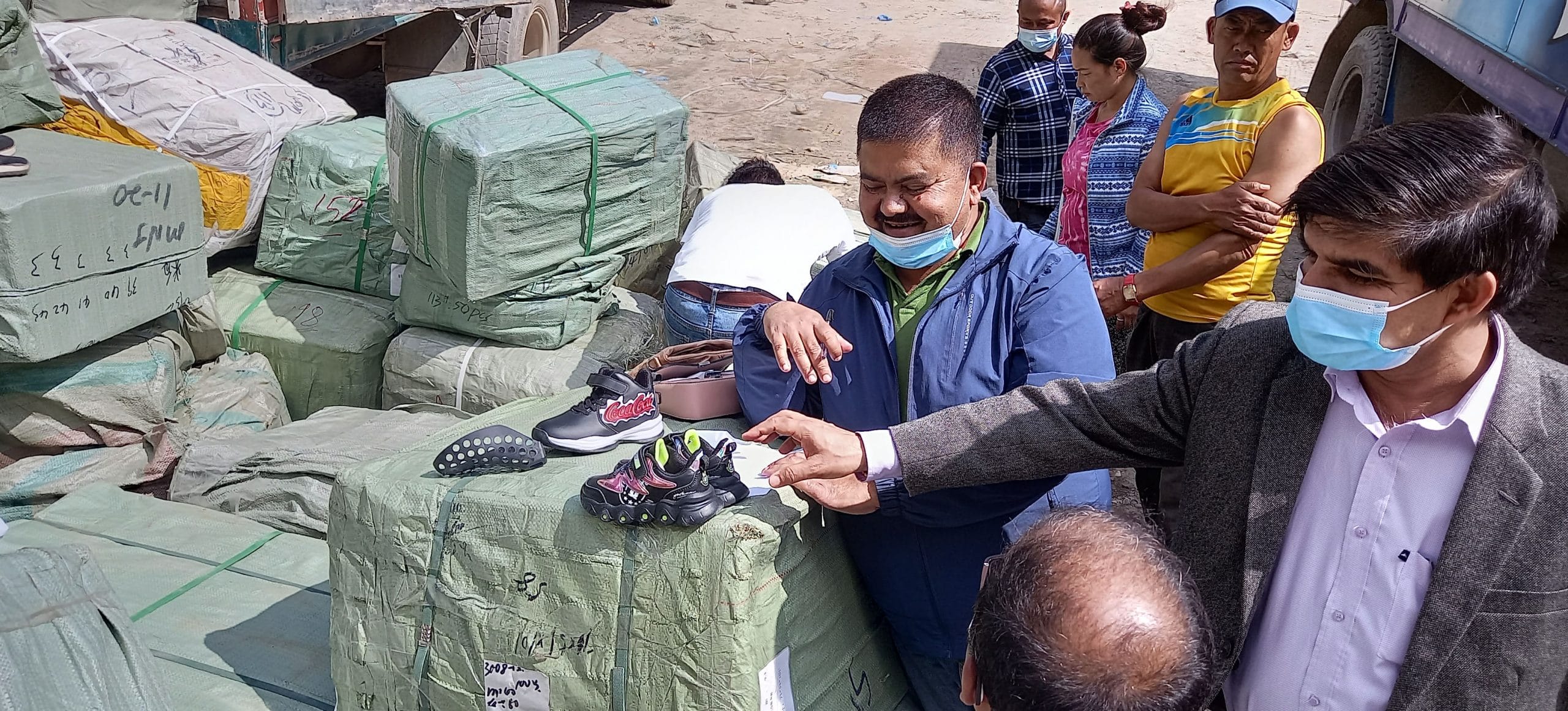 चीनबाट आयात भएका सामग्रीको परीक्षण हुँदै