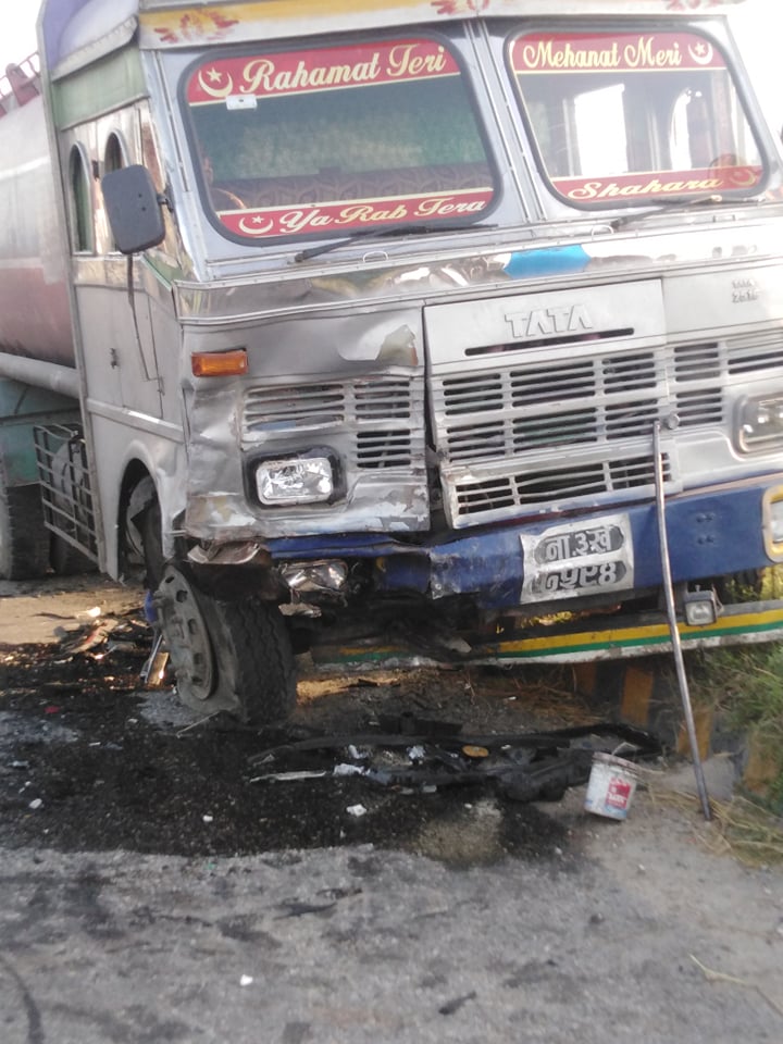 बारामा ट्याङ्कर र कार एक आपसमा ठोक्किँदा ३ जनाको मृत्यु