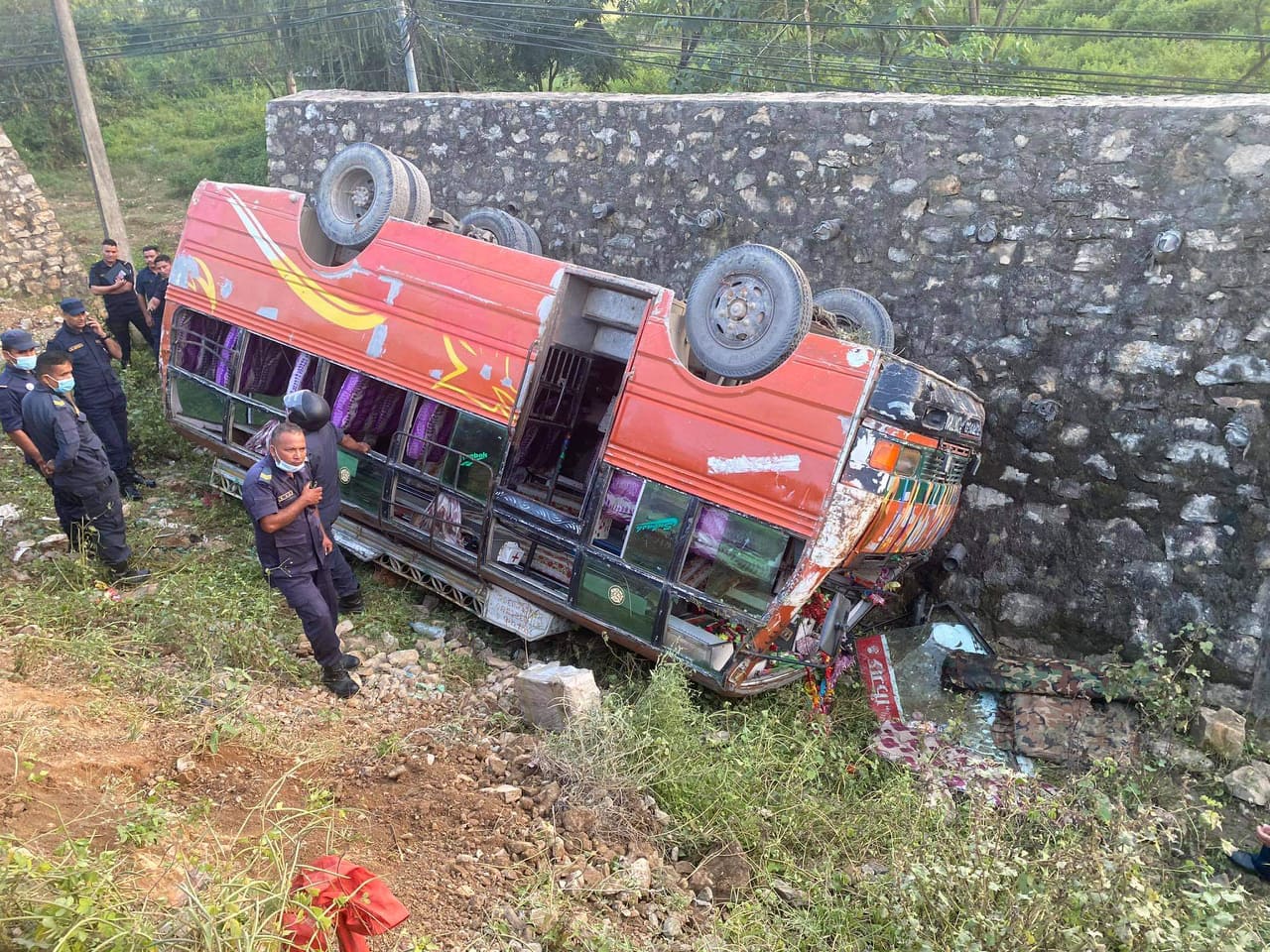 दाङमा बस दुर्घटना : सहचालकको मृत्यु , २१ जना घाइते