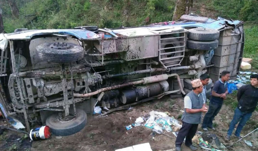 डडेल्धुरामा यात्रुबाहक बस दुर्घटना, १० जना घाइते