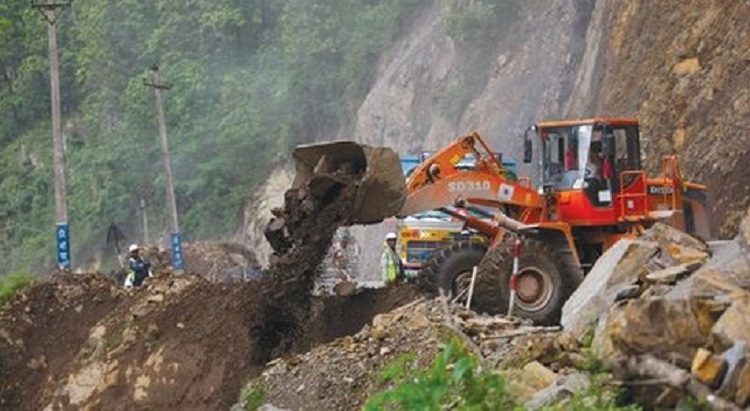 सडक भत्किएपछि इलाम-धोबिधाराखण्ड अवरुद्ध