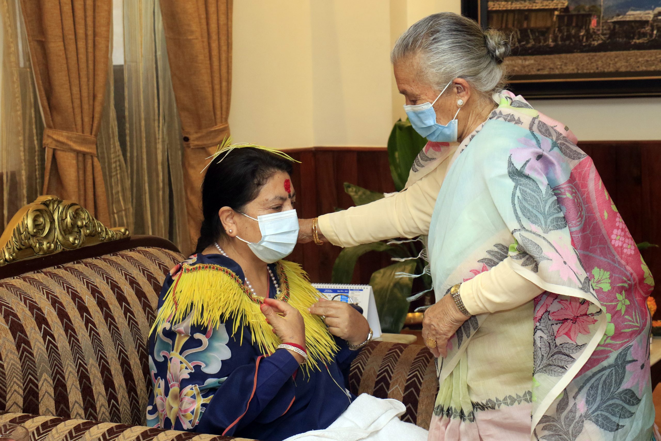 राष्ट्रपति भण्डारीले लगाइन् आमाको हातबाट दशैँको टीका