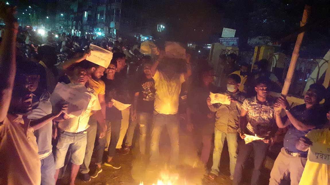 प्रदीप यादवलाई मन्त्री नबनाएको भन्दै कार्यकर्ताले जलाए उपेन्द्र यादवको पुत्ला