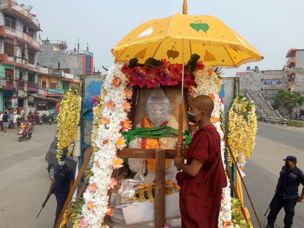 गौतमबुद्ध  विमानस्थलमा राख्ने २ अर्ब ५० करोडकाे बुद्धको मूर्ति भैरहवामा आइपुग्यो