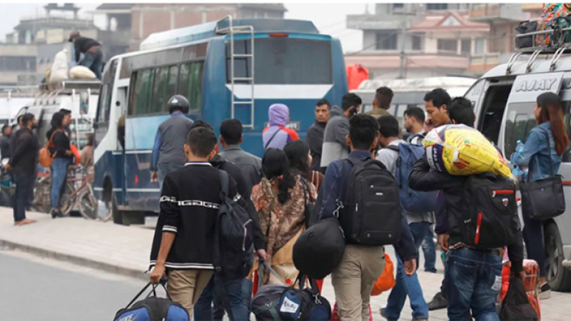 झण्डै नौ लाख नागरिकले काठमाडौँ उपत्यका छोडे