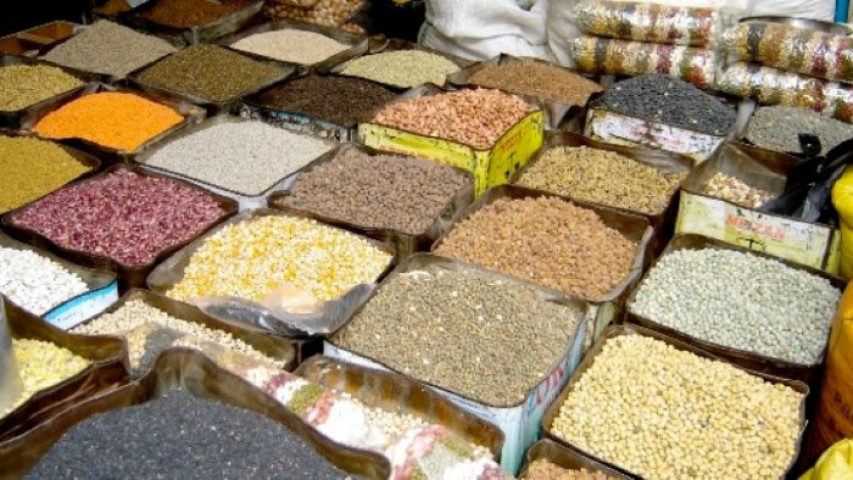 हुम्लामा छुटमा खाद्यान्न विक्री गर्दै खाद्य व्यवस्था तथा व्यापार कम्पनी