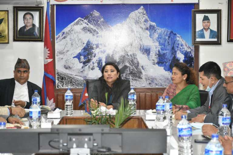 कर्मचारीलाई मन्त्री झाँक्रीको निर्देशनः दसैंअघि नै ब्रिफिङ सक्नु, परिणाम निकाल्ने गरी काम गर्नु