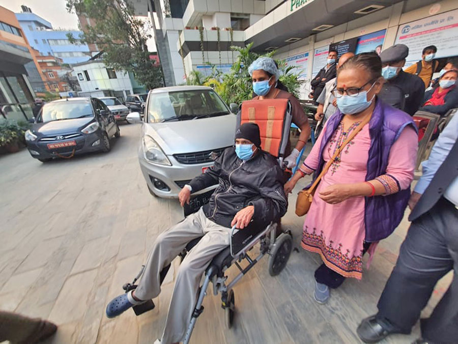 स्वास्थ्यमा सुधार आएपछि वैद्य डिस्चार्ज