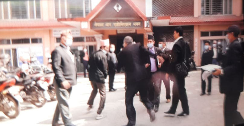 बारमा वकिलहरुबीच कुटाकुट, इजलास चल्नुपर्छ भनेर अन्तरवार्ता दिँदै गरेका वकिल कुटिए