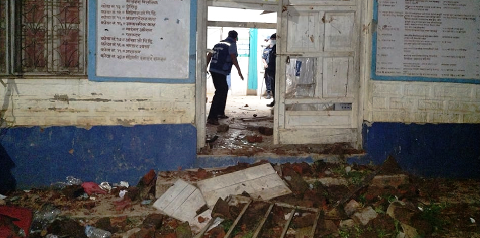 उपचाररत बालिकाको ज्यान गएपछि अस्पताल भवन तोडफोड
