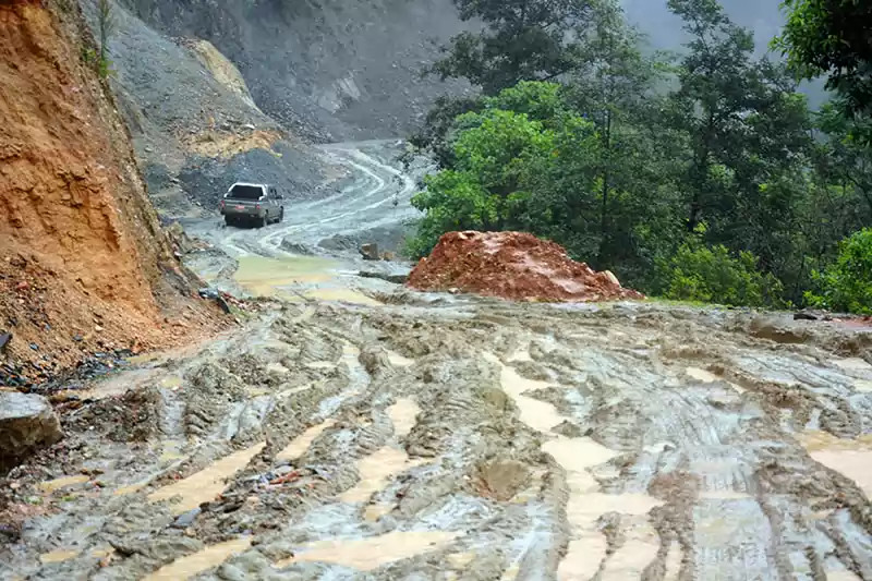 सडक हिलाम्मे, यात्रा गर्न सास्ती