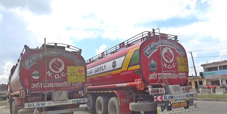 मोहना–अत्तरिया सडकको चटकपुरमा ट्यांकरहरुको पार्किङले जोखिम बढायो