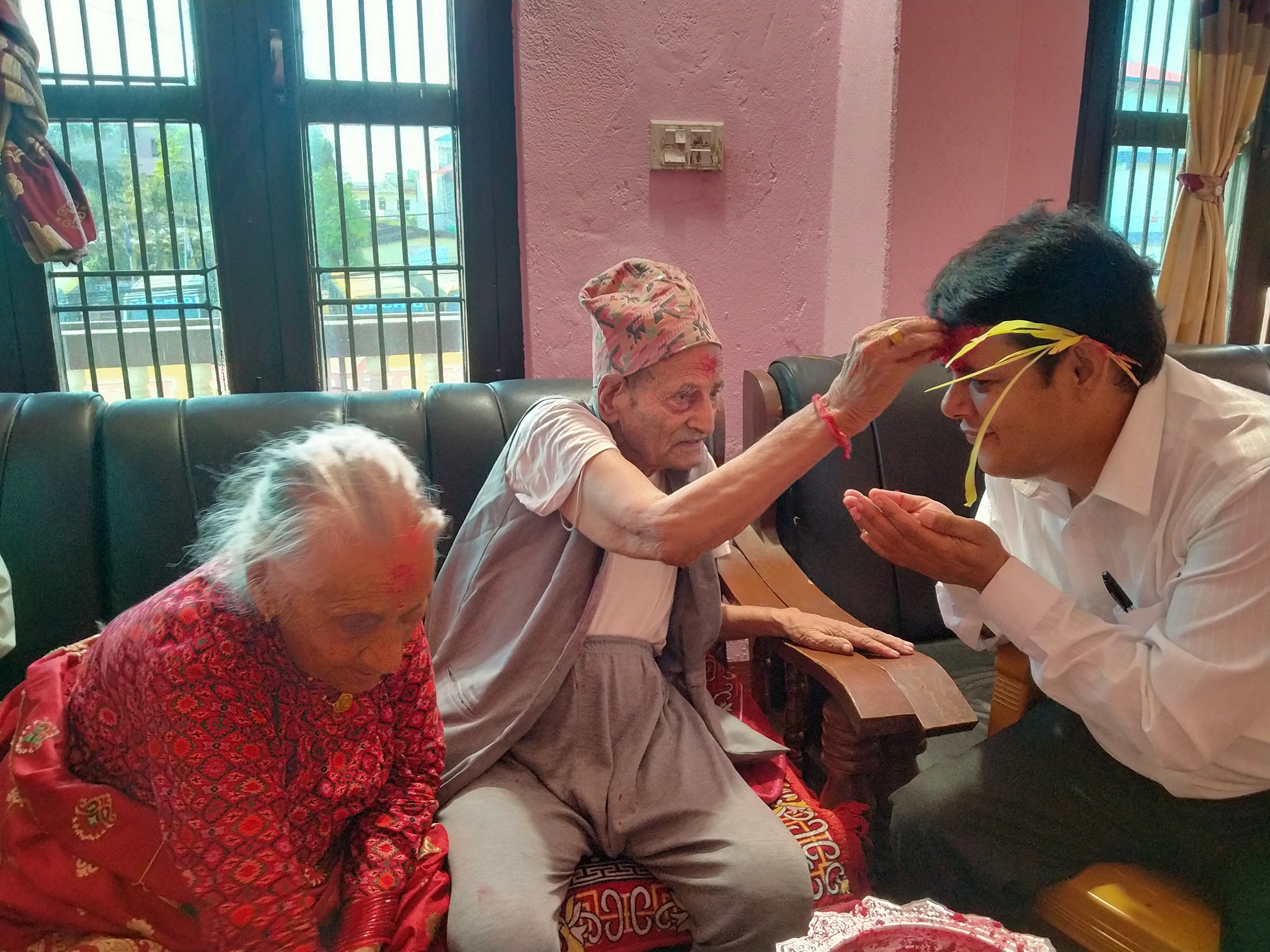 नवदुर्गा भवानीको प्रसादस्वरूप रातो टीका र जमरा लगाउने क्रम जारी