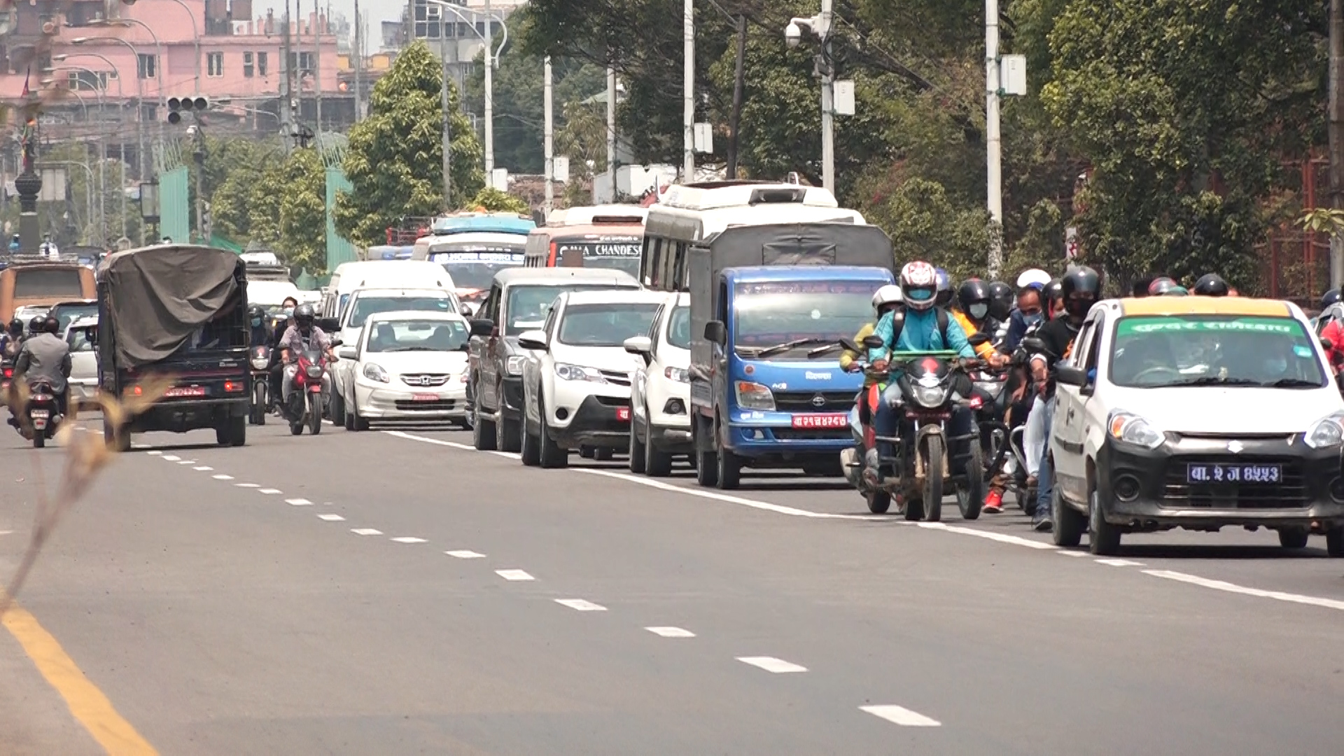 यातायात व्यवसायीको सडकमै गाडी तेर्साएर आन्दोलन, यात्रुलाई सास्ती
